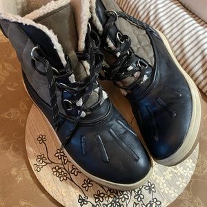 Cute lace up snow style boots